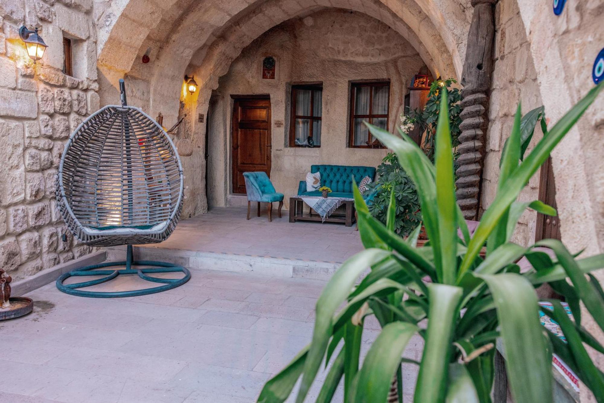 Tafana Cave & Stone Lodge 어굽 외부 사진