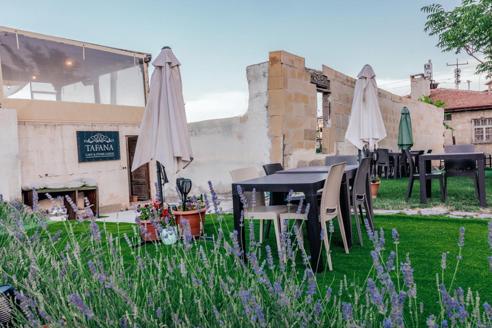 Tafana Cave & Stone Lodge 어굽 외부 사진