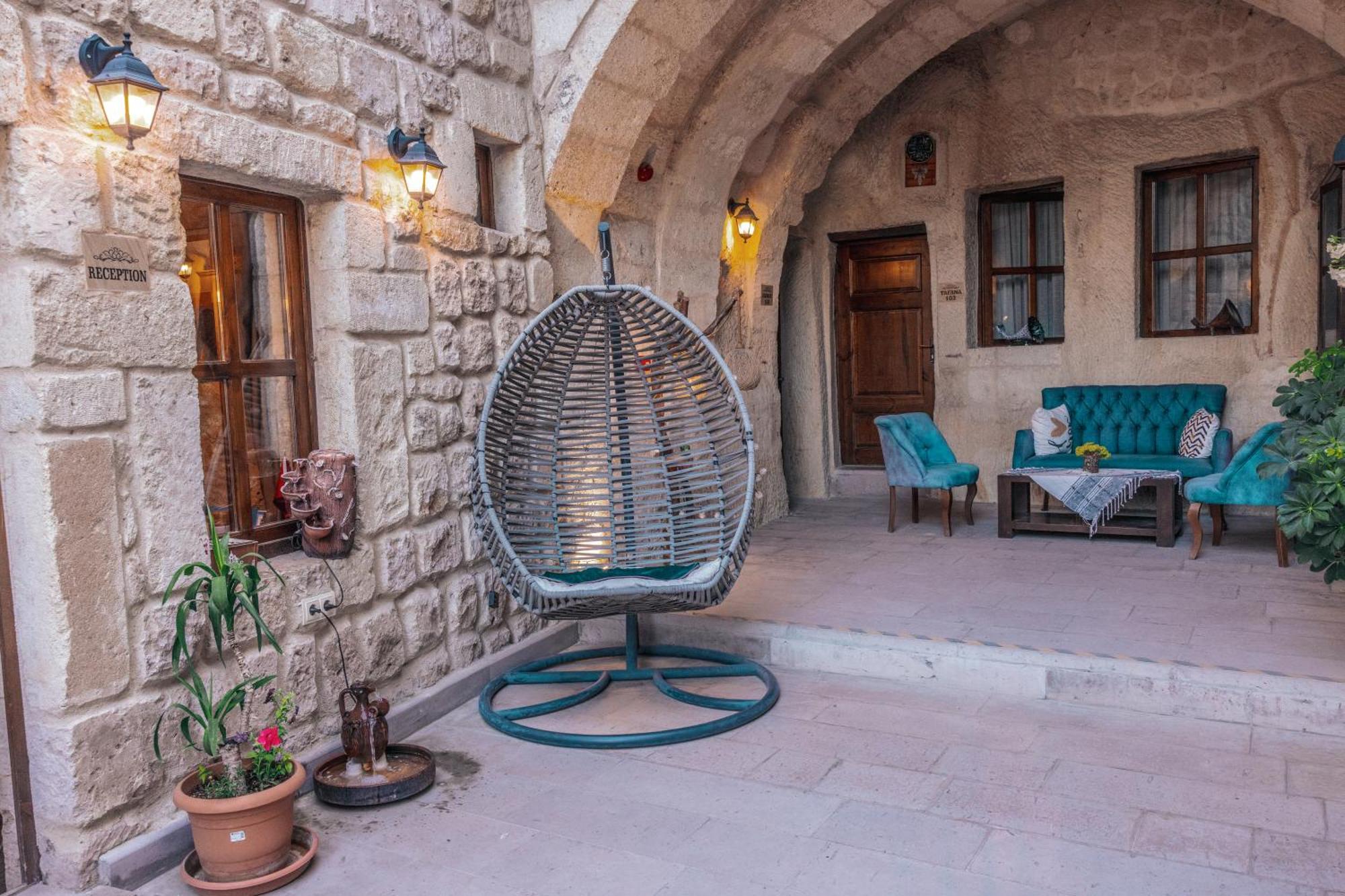 Tafana Cave & Stone Lodge 어굽 외부 사진